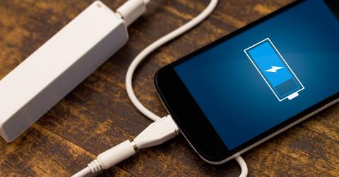 "La recherche sur les batteries de smartphone ou de voiture se concentre sur le lithium. Notre créneau à nous, c'est l'aluminium !" "La recherche sur les batteries de smartphone ou de voiture se concentre sur le lithium. Notre créneau à nous, c'est l'aluminium !"